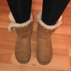 UGG bailey button short boots!